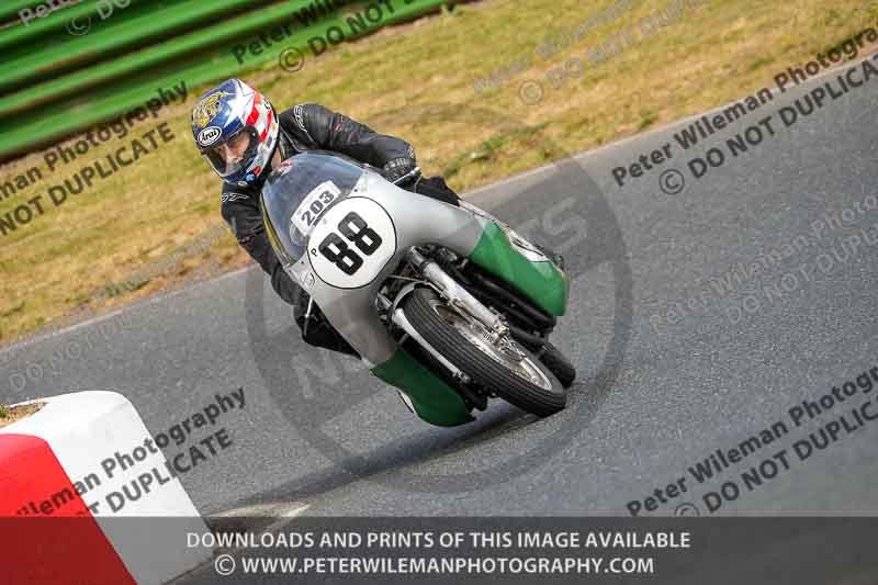 Vintage motorcycle club;eventdigitalimages;mallory park;mallory park trackday photographs;no limits trackdays;peter wileman photography;trackday digital images;trackday photos;vmcc festival 1000 bikes photographs